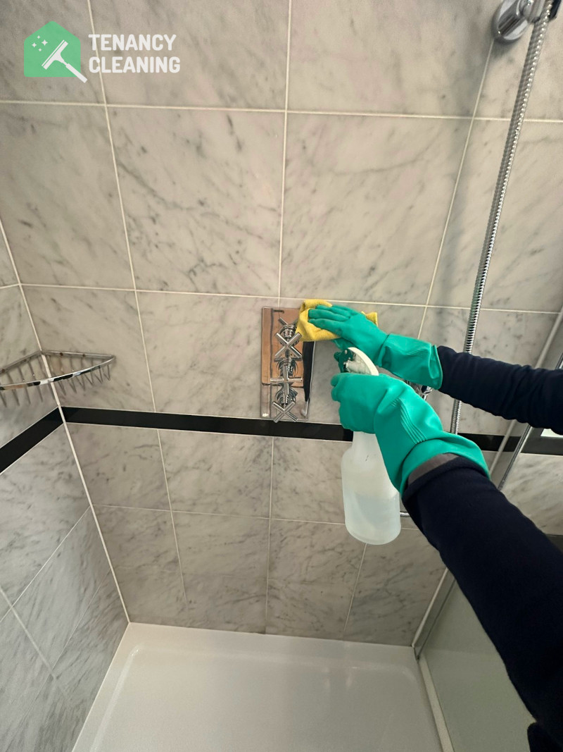 Nine Elms, SW8 End of Tenancy Shower Limescale Cleaning